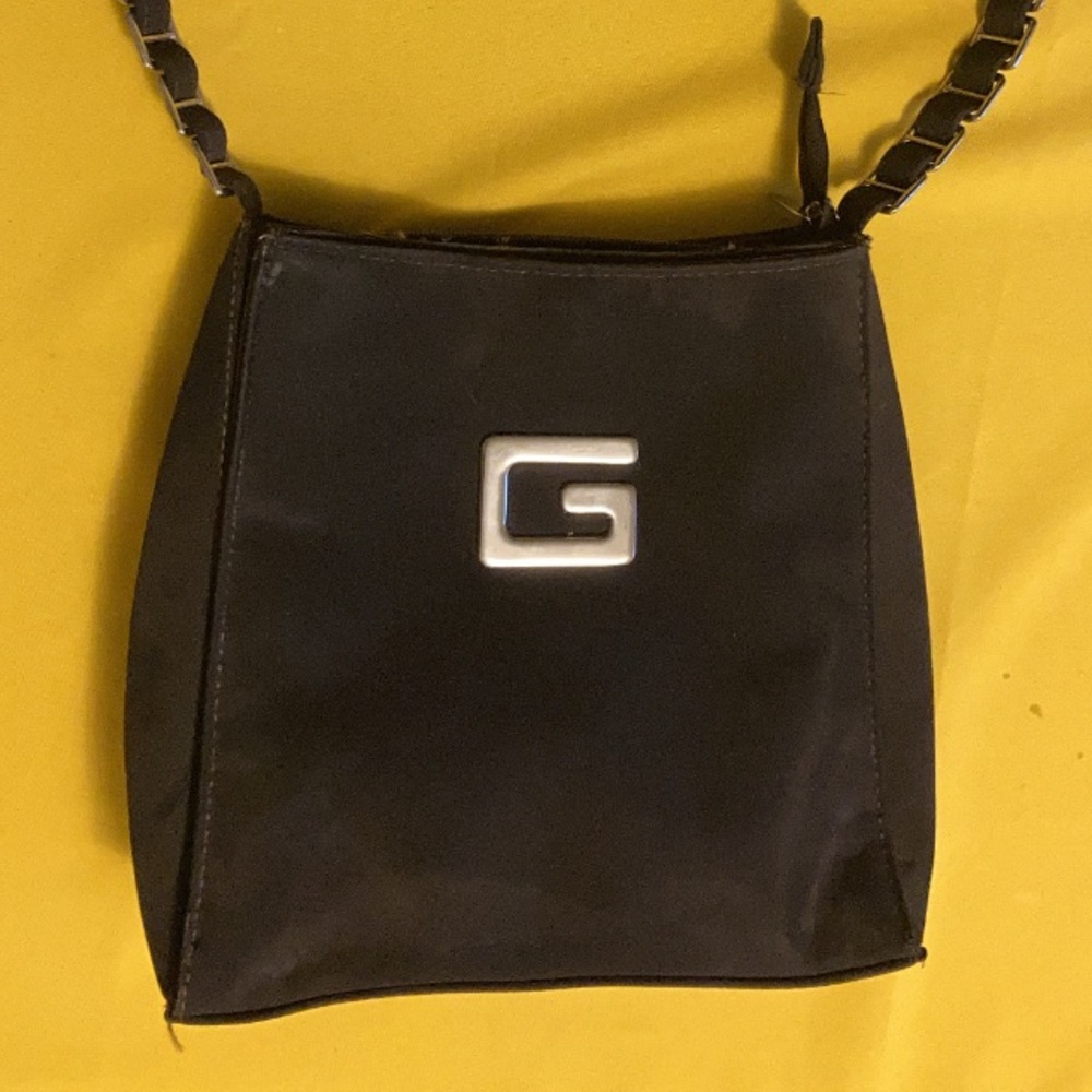 Medium brown purse.